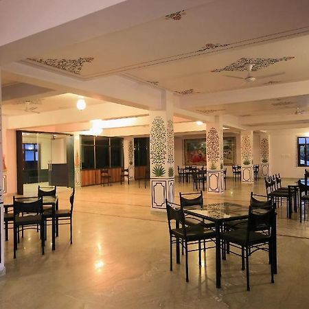 Hotel Devi Palace Удайпур Екстериор снимка
