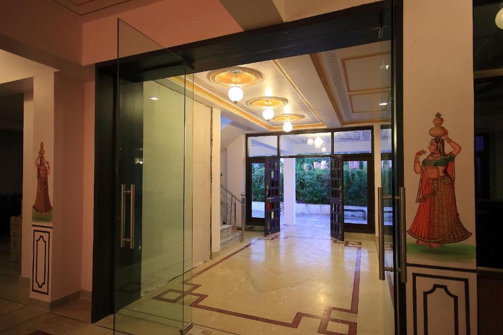 Hotel Devi Palace Удайпур Екстериор снимка