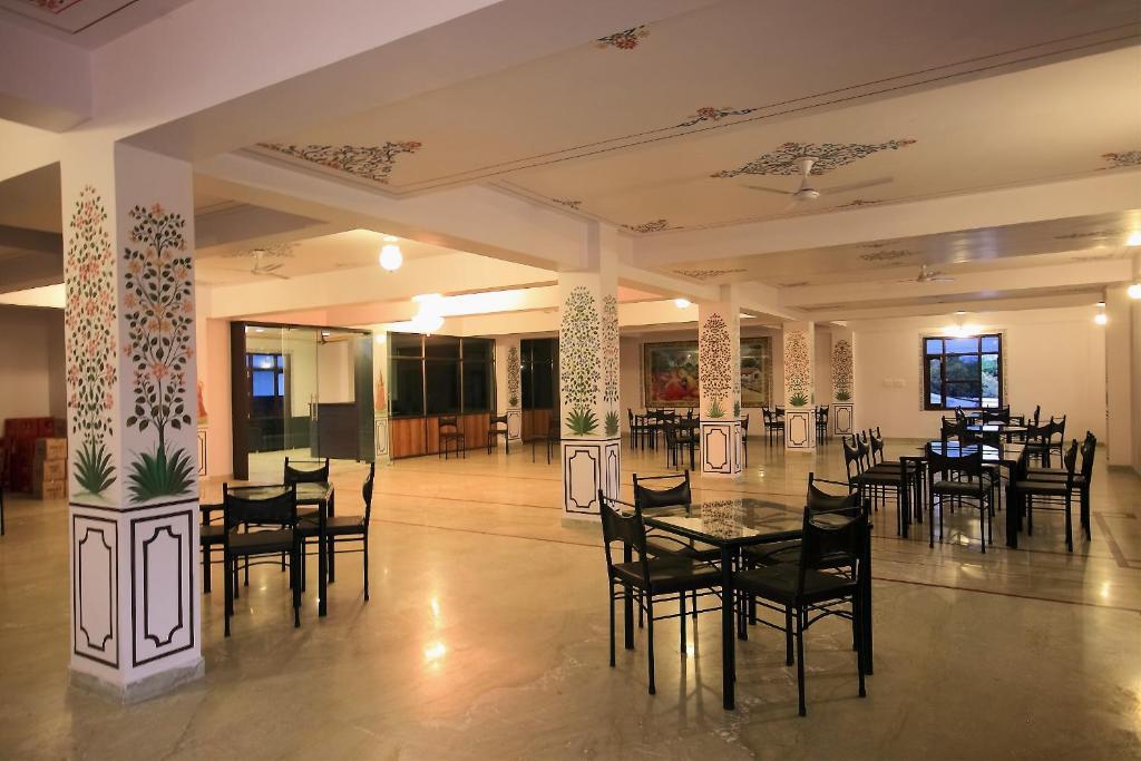 Hotel Devi Palace Удайпур Екстериор снимка